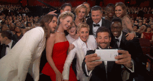 oscar ellen selfie pozu 490x260 300x159 - Ellen DeGeneres'ın Twitter Rekoru