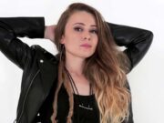 Özge Ürer İlk Albümü ‘Duvar’