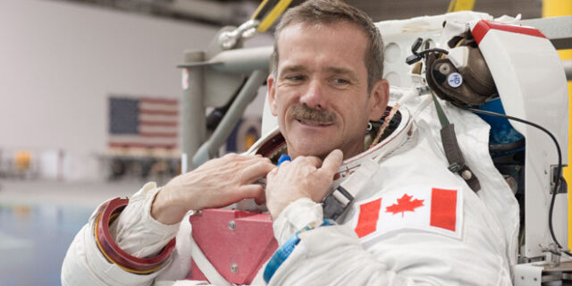 national-geographic-live-uzaydan-dunyamiz-icin-geri-sayim-basladi-kulecanbazi-com-660x330 astronot