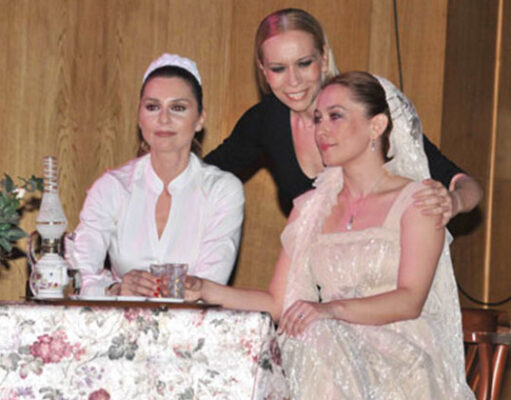 İBB Şehir Tiyatroları “Pembe Konağın Gelinleri”ni Online Yayınlıyor