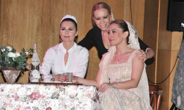 ibb-sehir-tiyatrolari-pembe-konagin-gelinlerini-online-yayinliyor-kulecanbazi-com-700x420
